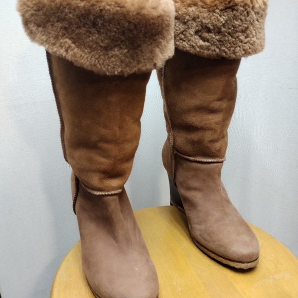 - UGG SZ 8 APRELLE 3195 12" SUEDE SHEARLING WEDGE BOOTS EUC $250 - Picture 8 of 15